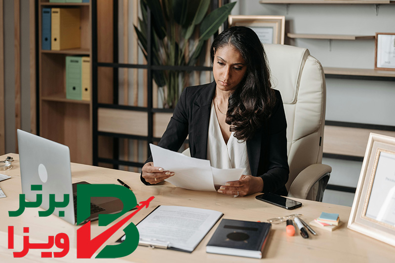 چرا باید از وکیل مهاجرتی کمک بگیریم؟